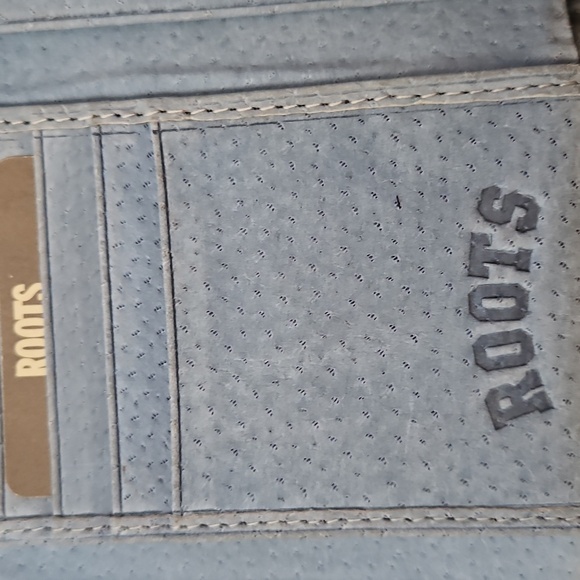 Roots 100% Leather Textured Gray Tri-fold Wallet with White Roots Logo Full Zip - Picture 6 of 10